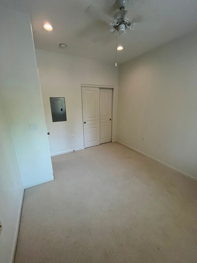 Building Photo - 10308 SW Hollyridge Ln
