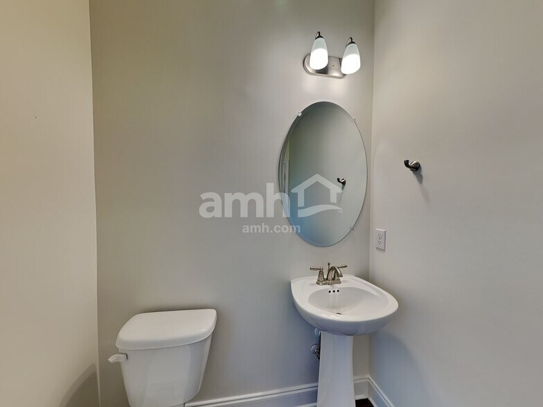 Building Photo - 1323 Lomond Dr