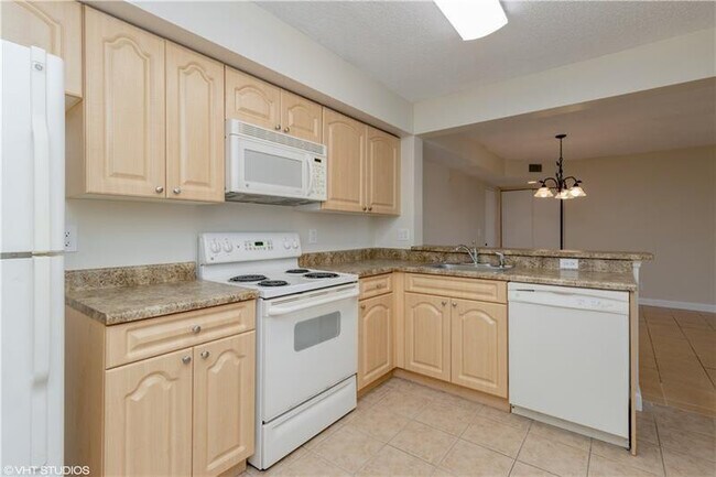 Building Photo - 5641 Riverside Dr