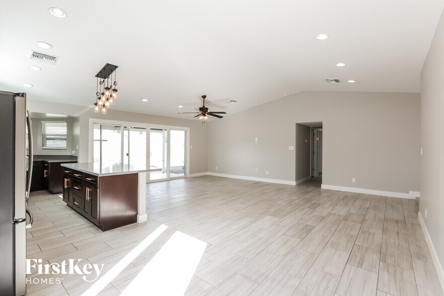 Building Photo - 1746 E Redfield Rd