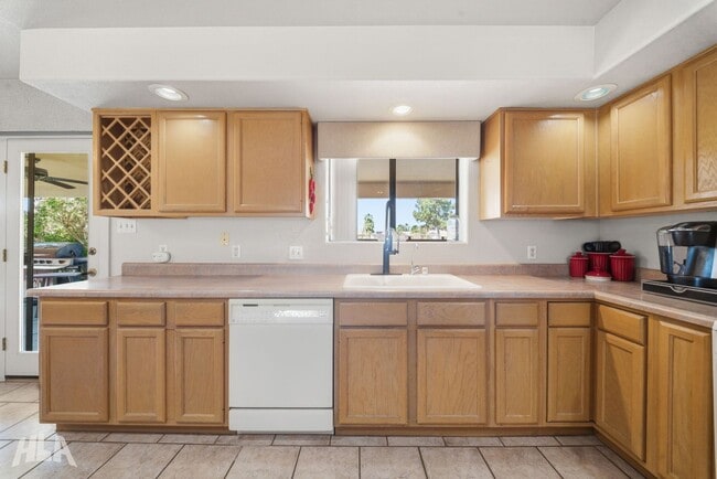 Building Photo - 10390 Fairway Dr