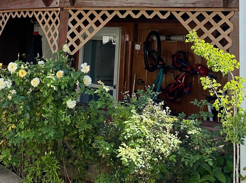 Bike storage area - 4618 N Karlov Ave