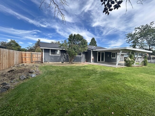 Building Photo - 3 Bedroom, 2 bath 1836 sqft House in Sunset Village