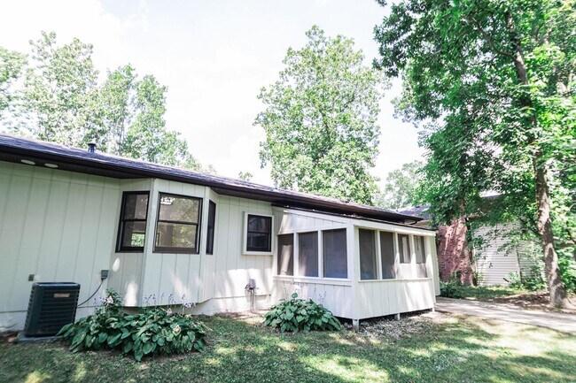 Building Photo - 3 bed 2 bath Home in Lakes of the Four Sea...