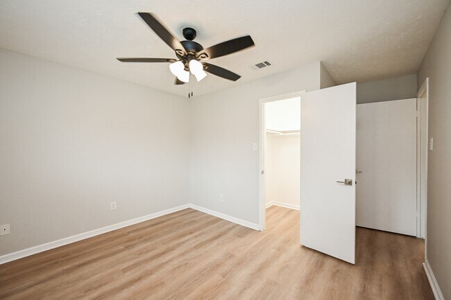 Building Photo - 2818 Green Fields Dr