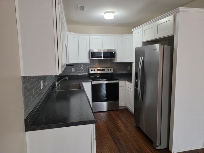 Building Photo - 3 bedroom 3 bath townhouse with one car ga...