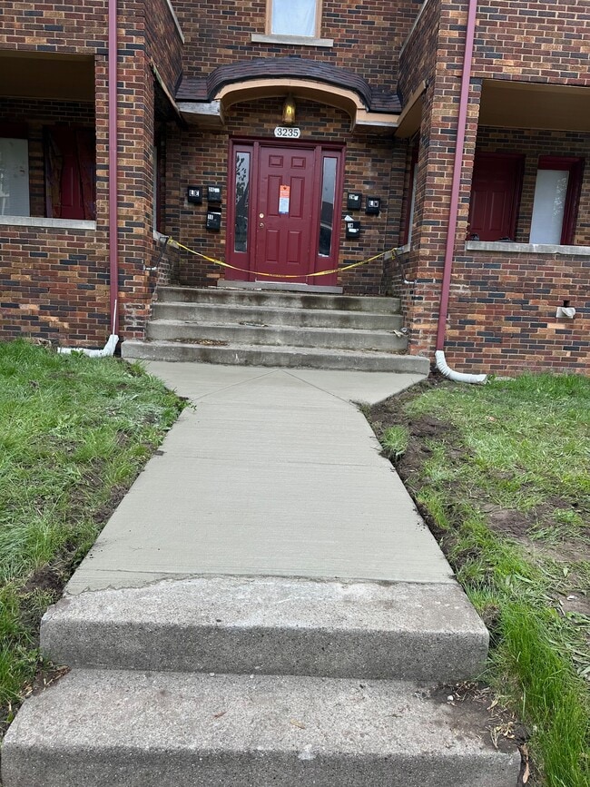 Primary Photo - 3235 W Grand St