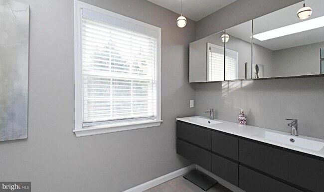 Building Photo - 235 Pinecrest Ln