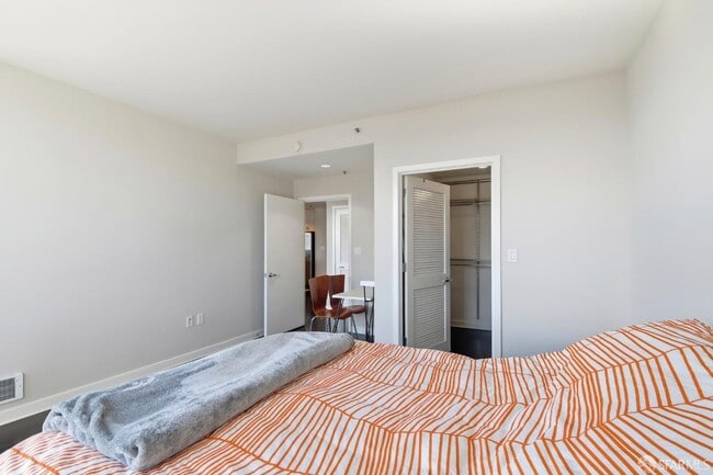 Building Photo - 250 King St