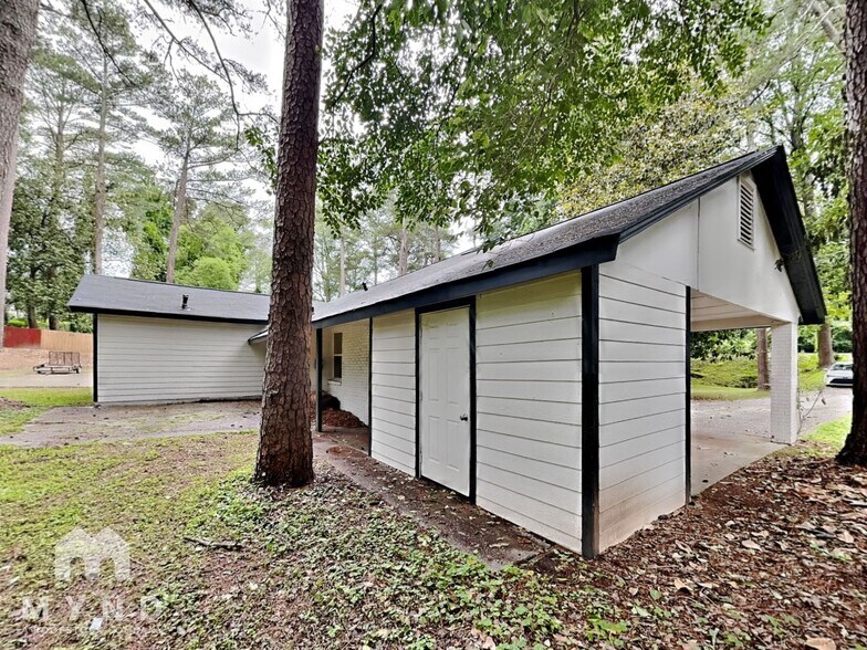 Building Photo - 2000 Cascade Rd