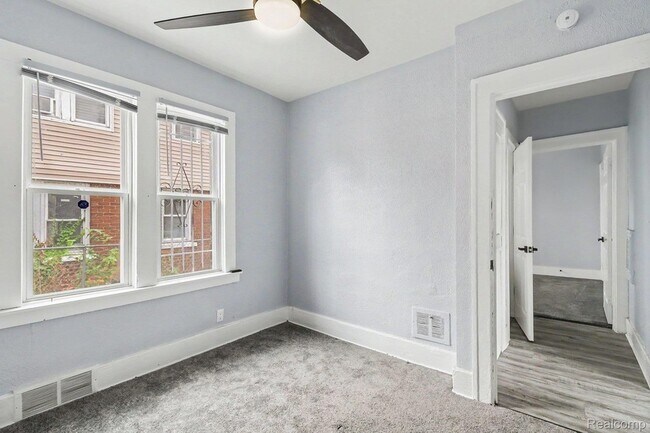Building Photo - 5217 Lakeview St
