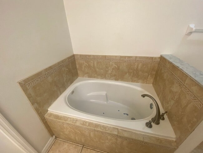 Building Photo - 909 Gateshead Ct