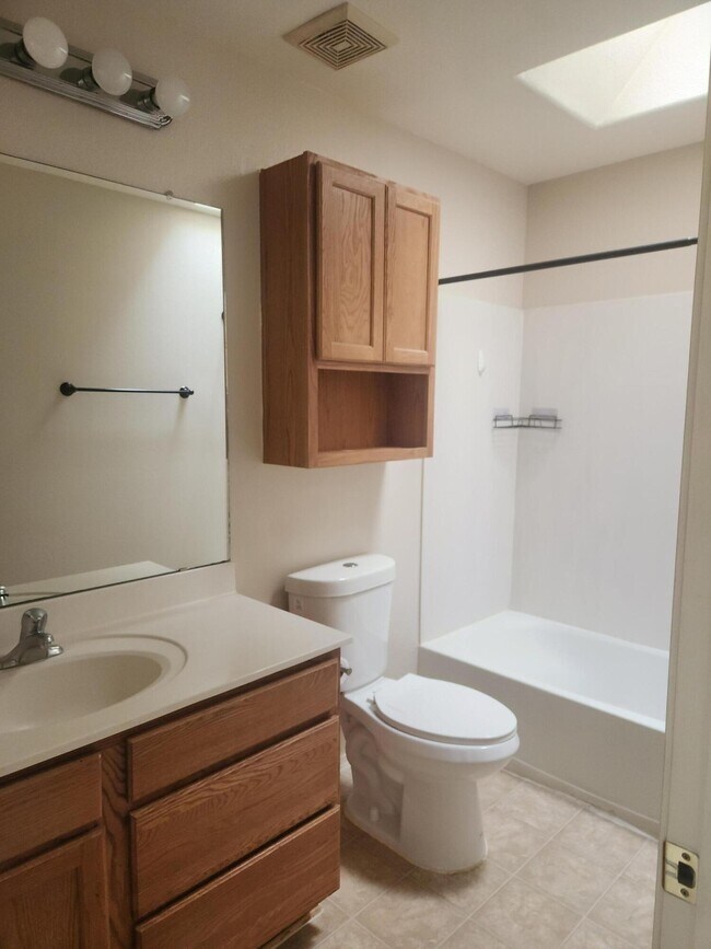 Building Photo - 2421 Falesco Rd SE