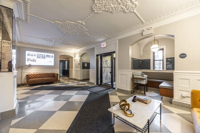 Building Photo - 1140 N La Salle Dr