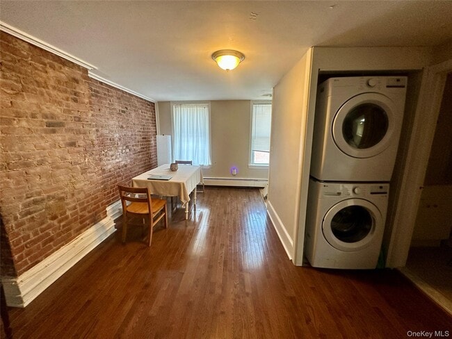 Building Photo - 118 Main St