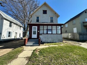 Building Photo - 267 Main St