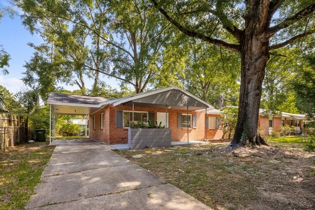 Building Photo - Beautiful 3 Bedroom 2 Bathroom