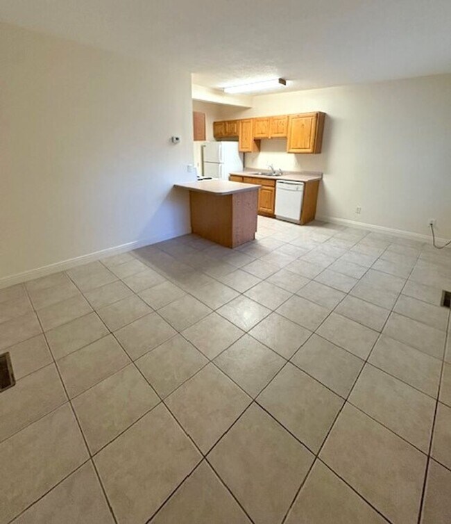 Building Photo - 1 Bedroom Multiplex Near Liberty Park!