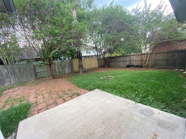 Building Photo - 9210 Hidden Lake E Dr