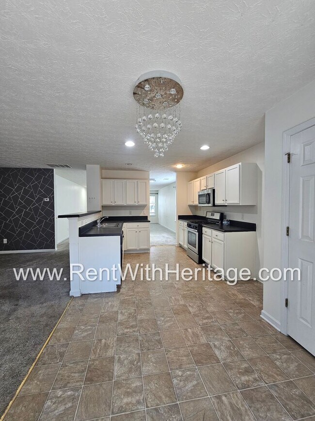 Building Photo - Gorgeous 5 bedroom, 2.5 bath / Attention t...