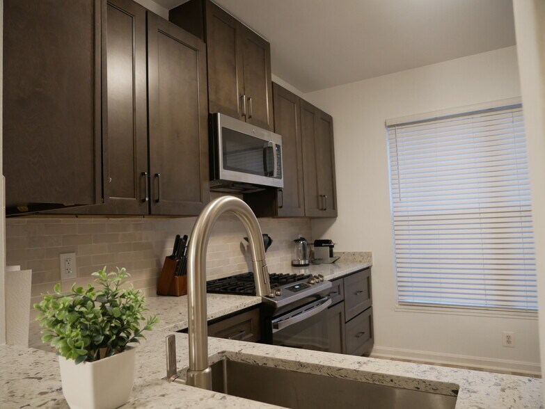 Building Photo - 45537 Lake Haven Ter