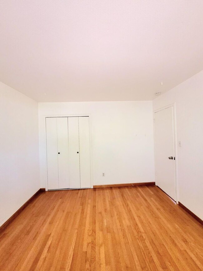 Building Photo - 4 bedroom home with fenced back yard!