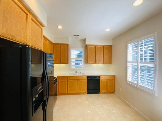 Building Photo - Gorgeous Townhouse with Attached Single-Ca...