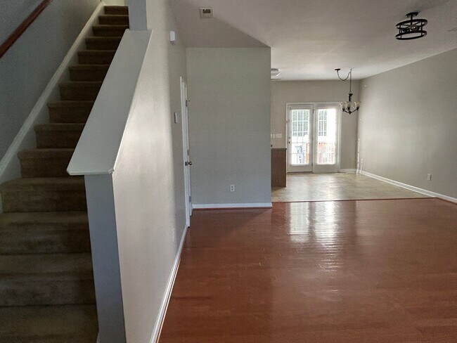 Building Photo - 619 Laurens Way