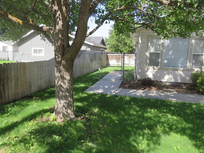 Building Photo - 2112 S Longmont Ave
