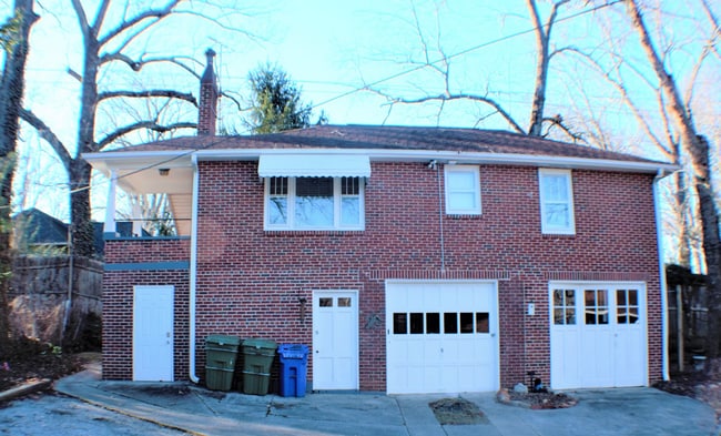 Building Photo - "Charming 2-Bed Home with Gleaming Hardwood Floors in Hendersonville!"