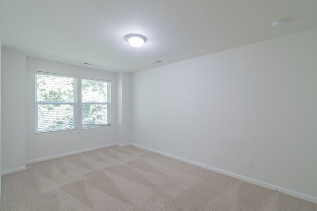 Building Photo - Freshly Renovated 4-Bedroom Home with Mode...
