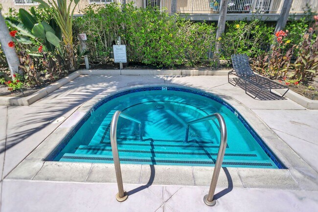 Building Photo - Great 2/1 condo close to SDSU and Colina Del Sol Park!