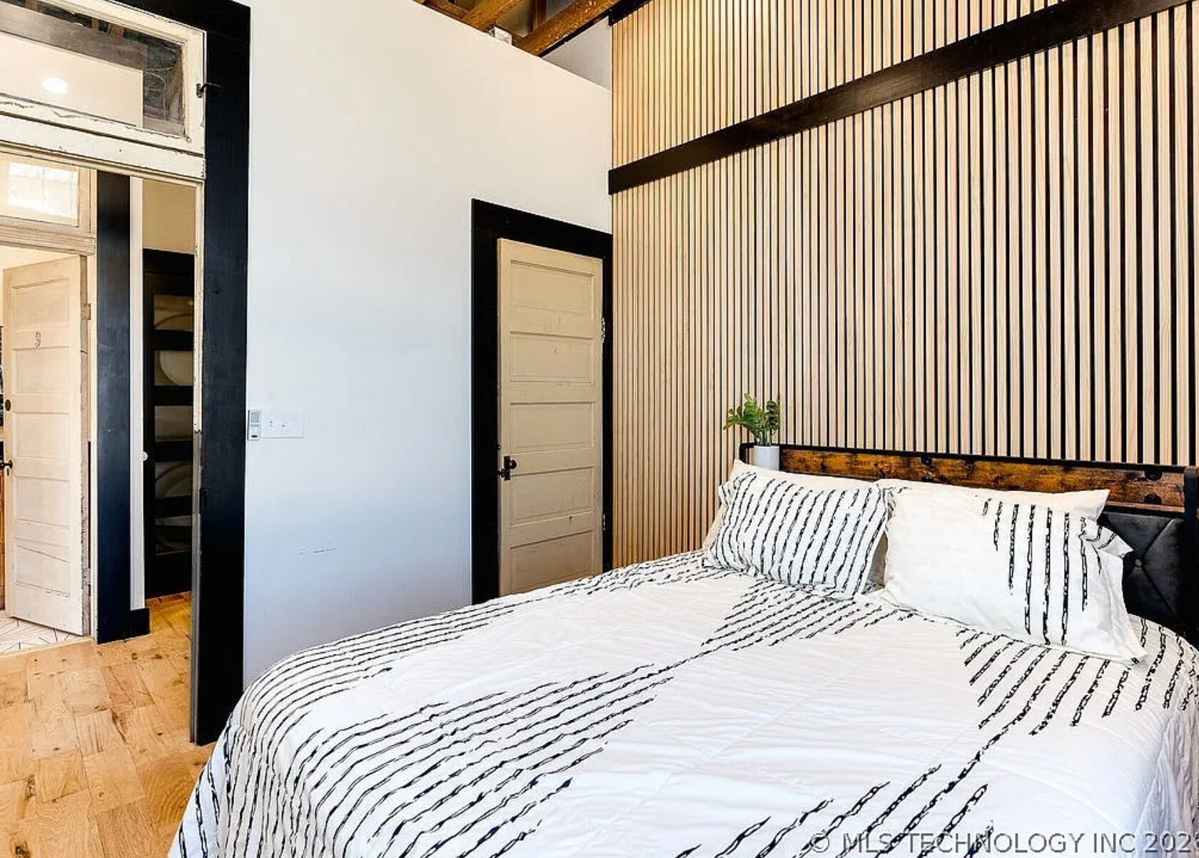 Building Photo - 118 E Main St