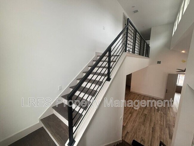Building Photo - 722 Ellwood Ave