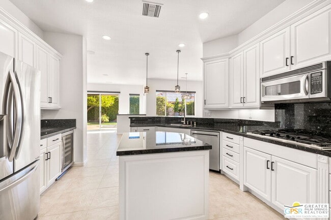 Building Photo - 4 Hillcrest Dr