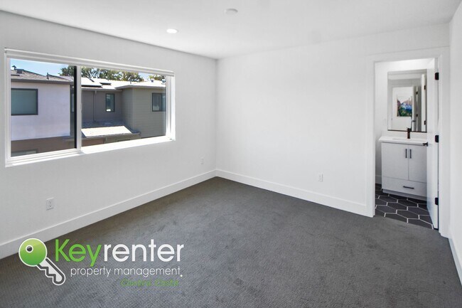 Building Photo - Newer Energy Efficient Luxury Townhouse in...