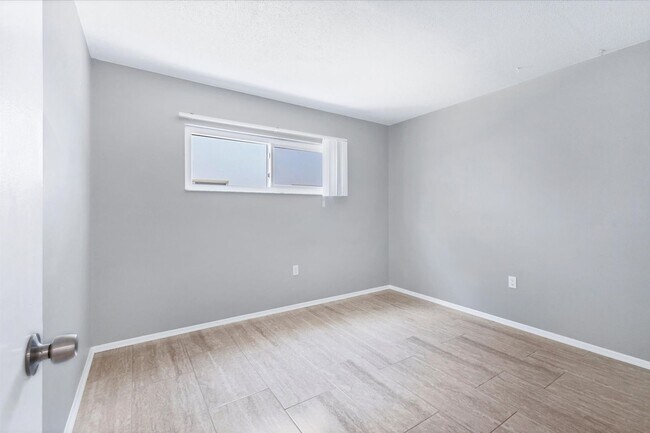 Building Photo - Charming Condo in Prime Sarasota Location ...