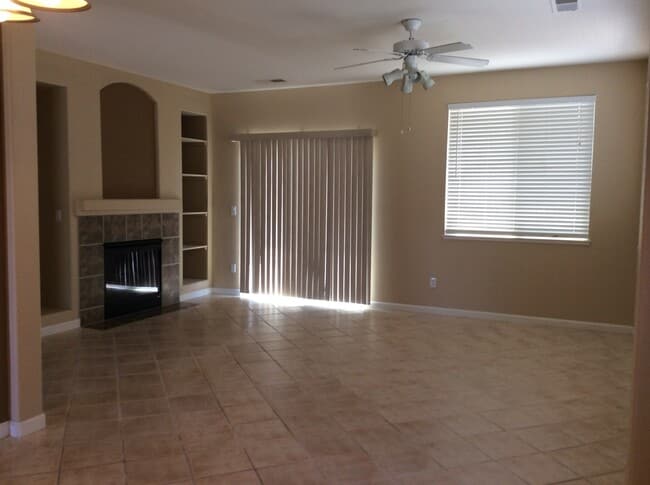 Building Photo - Gorgeous, bright Double Diamond home!