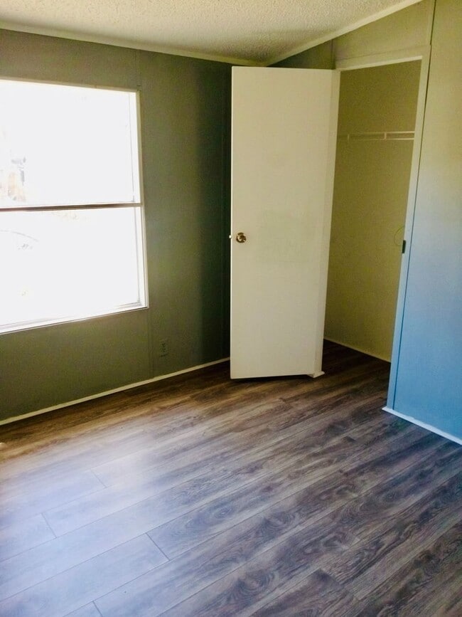 Building Photo - 3 Bed 2 Bathroom Single Family