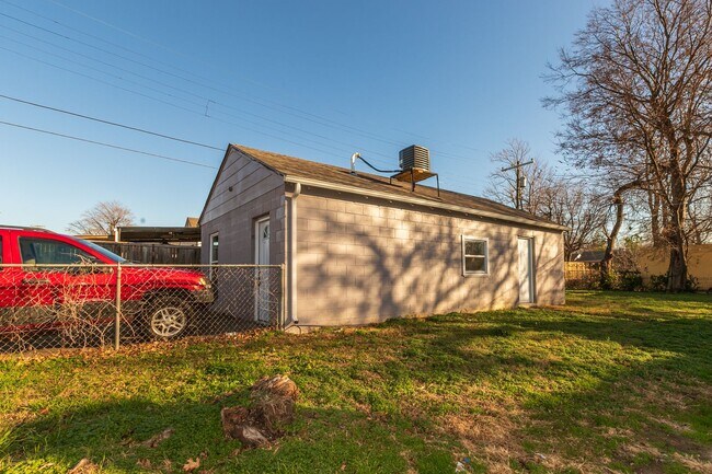 Building Photo - N Lewis Pl Triplex