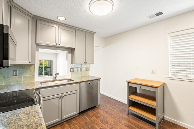 Building Photo - Updated 2BD/2BA Condo in North Portland! S...