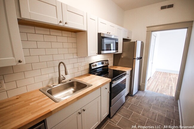 Building Photo - Updated 2 Bedroom 1 Bathroom in Downtown C...