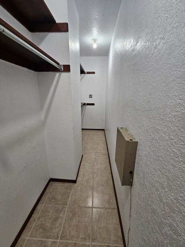 Building Photo - PRELEASING for July 2026! (3) Bed+Converte...