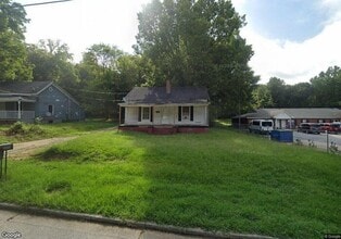 Building Photo - 2 Bedrooms 1 Bathroom