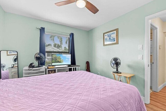 Building Photo - 2363 NW 13th Ct