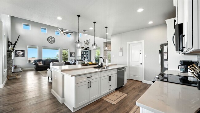 Building Photo - 2330 Sunset Ridge