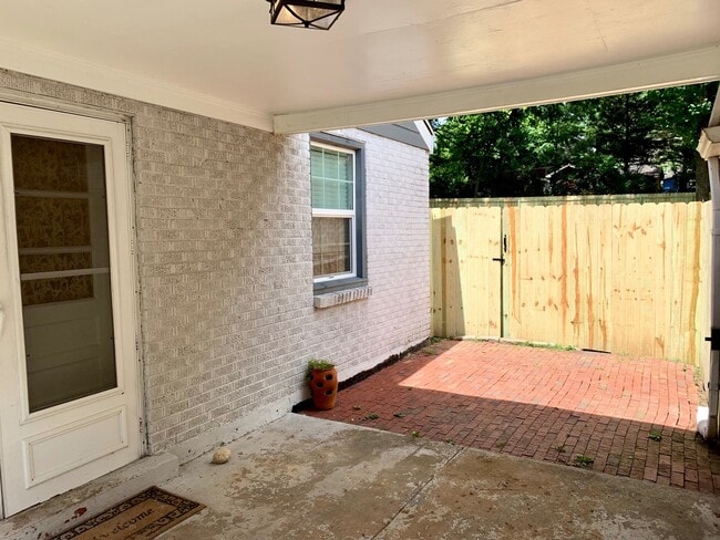 Building Photo - Adorable East Nashville Cottage