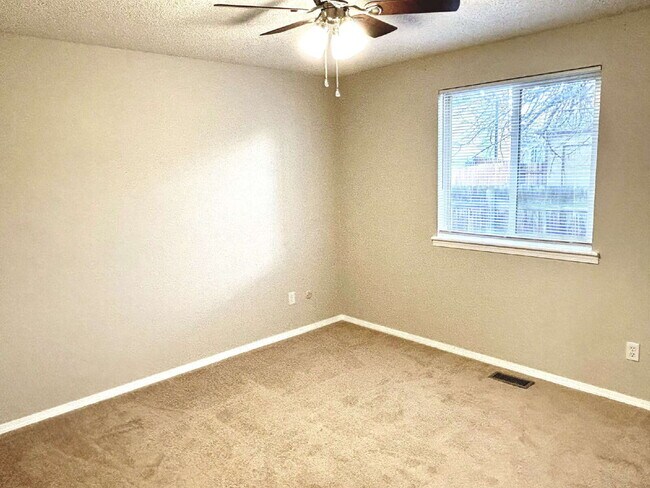 Building Photo - "Charming Home in the Cottonwood Community!"