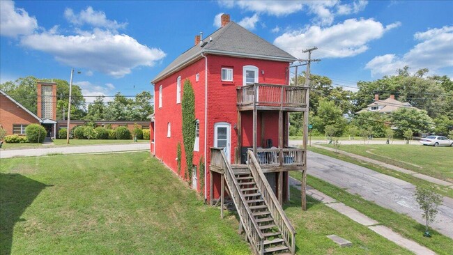 Building Photo - 302 Patton Ave NW