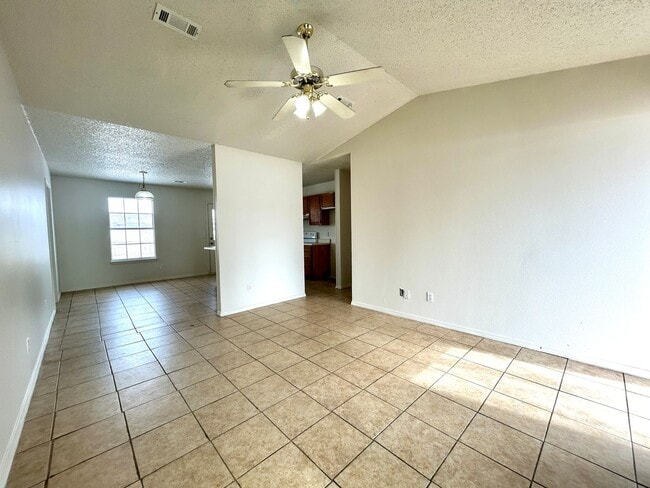Building Photo - Elkins! 3 bed 2 bath with a huge fenced back yard